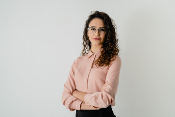 Mujer joven Blanca española con los brazos cruzados, foto corporativa