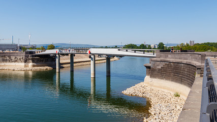 Fototapeta na wymiar Mainz, Zollhafen, die Klappbrücke über der Hafeneinfahrt. 23.04.2020.