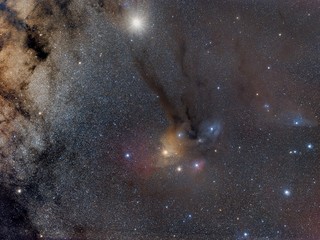 Complexo Nebular Rho Ophiuchi (Rho Ophiuchi cloud complex) e o planeta Júpiter.  © DANIEL