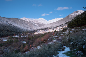 Estampa invernal de la localidad abulense de Guisando, en la vertiente sur del Parque Regional de la Sierra de Gredos.