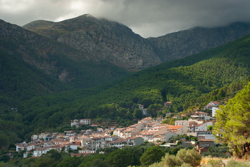 Fototapeta na wymiar Vista de la localidad abulense de Guisando, en la vertiente sur del Parque Regional de la Sierra de Gredos.