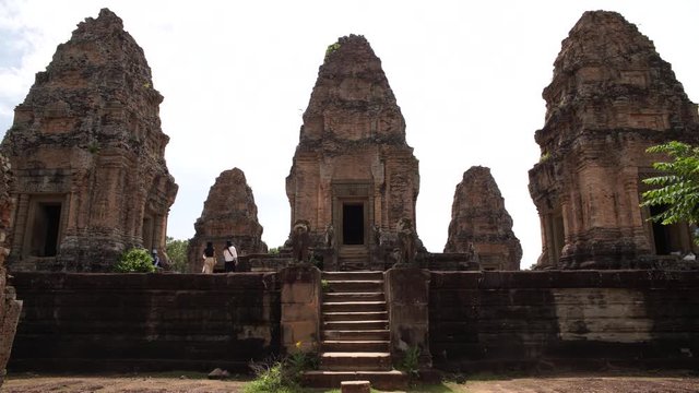 Mujer subiendo la escalinata de torres en los templos de angkor wat