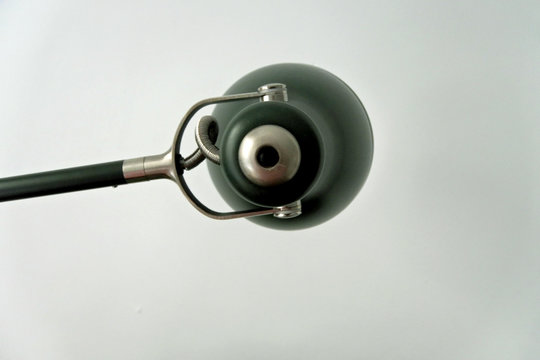 Parte trasera de flexo verde sobre fondo blanco.