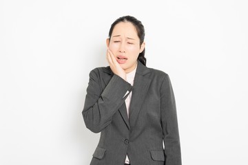 歯が痛い女性