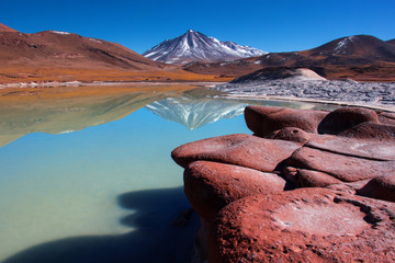 Vulcão Miñiques refletido no Salar De Talar, Piedras Rojas