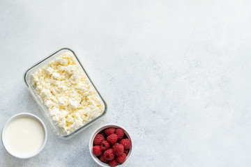  Curd and cheese dumplings served with berries and sour cream on a ceramic white plate. Traditional Ukrainian or Russian lazy dumplings (vareniki). Healthy Breakfast, top view.