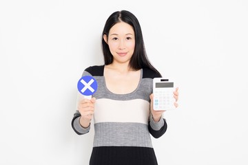 バツのプラカードを持つ女性