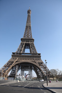 Beautiful photo of the Eiffel tower in Paris
