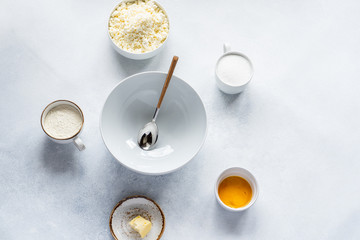  Curd and cheese dumplings served with berries and sour cream on a ceramic white plate. Traditional Ukrainian or Russian lazy dumplings (vareniki). Healthy Breakfast, top view.