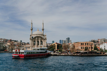 Obraz premium Istanbul, Turkey. - April 6, 2018. View of the beautiful embankment with old buildings.