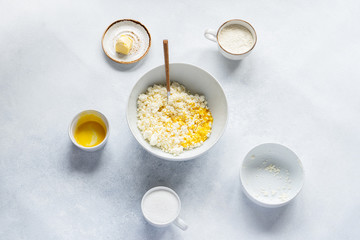  Curd and cheese dumplings served with berries and sour cream on a ceramic white plate. Traditional Ukrainian or Russian lazy dumplings (vareniki). Healthy Breakfast, top view.