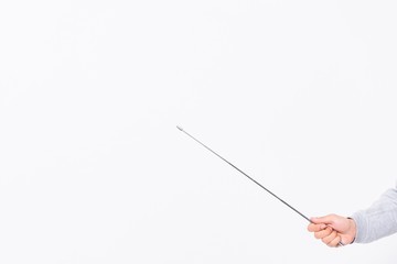 ポイントを指し示す男性の手元