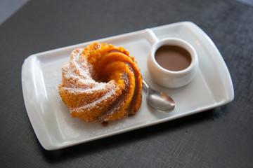 Churros tipo colo com cobertura de chocolate
