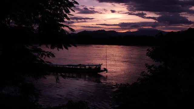 Hermoso atardecer en el r&iacute;o con barco pasando