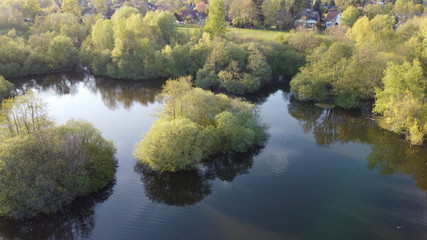 Luftaufnahme einer Insel auf einem See