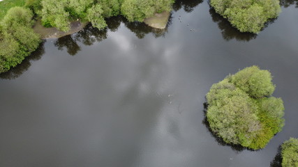 Luftaufnahme von kleinen Inseln auf See