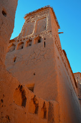 Wierza w mieście Warzazat wybudowana z gliny i słomy - Maroko