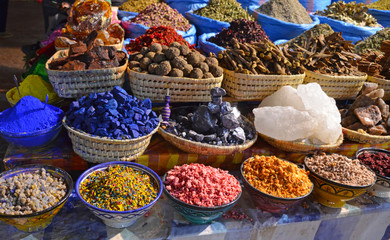 Handel uliczny na bazarach w krajach arabskich. - 344333373
