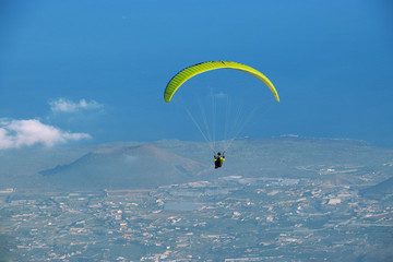 Paralotniarz  po starcie ze zbocza góry na Teneryfie - obrazy, fototapety, plakaty