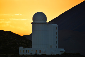 Kopuła teleskopu w obserwatorium astronomicznym del Teide przy zachodzie słońca - obrazy, fototapety, plakaty