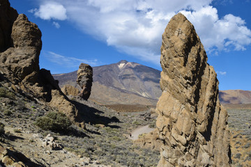 Krajobraz marsjański  na Teneryfie, z wulkanem Teide w tle - obrazy, fototapety, plakaty