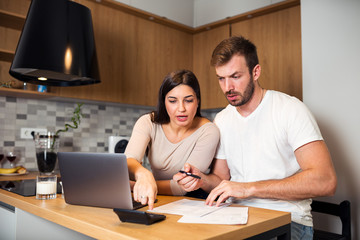Obraz premium Couple calculating their domestic bills