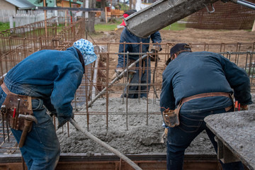 hombres trabajando en la construcción de una plaza, industria