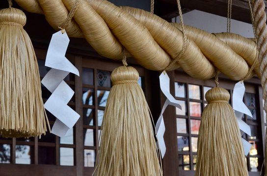 神社のしめ縄〜神さまへお祈り