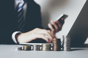 お金とビジネスマン