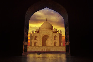 Fototapeta premium sunset on the Taj mahal mausoleum in the city of agra in the uttar pradesh province in India 