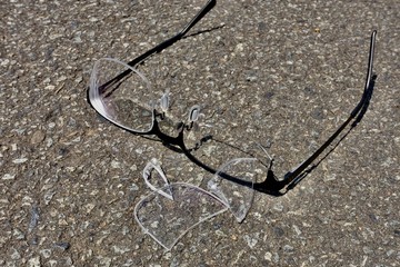 メガネ、落としてレンズ破れる