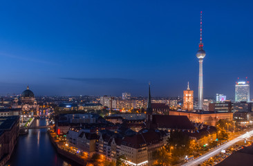 Fototapeta premium Wieża telewizyjna w Berlinie (Fernsehturm) i Szprewa o zmierzchu