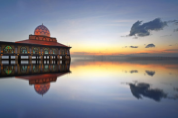 Obraz premium Beautiful mosque at sunset. Alhussain mosque, located in Kuala perlis, Malaysia.