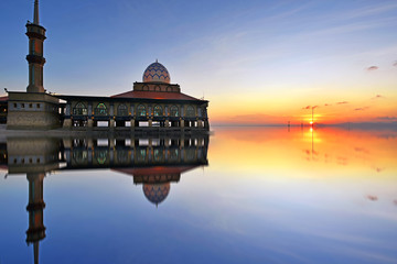 Obraz premium Beautiful mosque at sunset. Alhussain mosque, located in Kuala perlis, Malaysia.