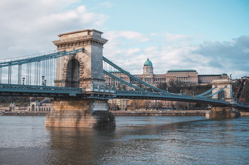 Obraz premium Chain bridge on the Danube river in Budapest, in the background the Buda castle