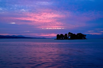 湖畔から見た宍道湖の幻想的なブルーモーメントの情景＠島根