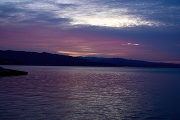 湖畔から見た宍道湖の日没直後の情景＠島根