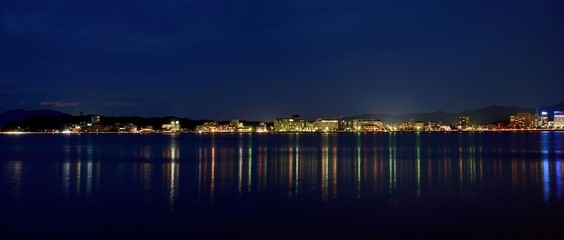 Fototapeta na wymiar 湖畔から見た松江市街のパノラマ夜景＠島根