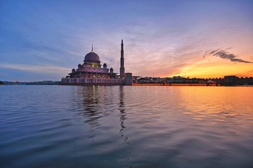 Naklejka premium Beautiful Putrajaya mosque in Malaysia