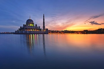 Fototapeta na wymiar Beautiful Putrajaya mosque in Malaysia