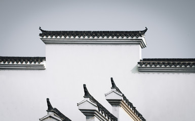  The ridge decorated with tile on the isolation wall of traditional Chinese Jiangnan houses © 忆江