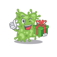 Naklejka premium Smiling salmonella enterica cartoon character having a green gift box