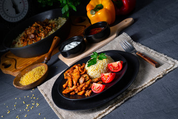 bulgur mit gebratenem fleisch und joghurtsoße