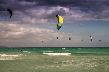 Kitesurfen op het strand van Sotavento in Fuerteventura, Canarische Eilanden, Spanje