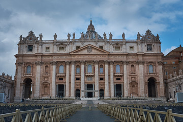 Fototapeta na wymiar Vista simetrica de la Basilica de San Pedro, Ciudad del Vaticano