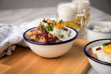Norddeutscher Hamburger Labskaus mit Rindfleisch Corned Beef, Rote Beete, Kartoffeln, Saure Gurken, Spiegelei, Rollmops und Bier auf Marmor