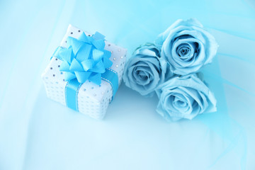 青いバラとプレゼント　（チュール背景）