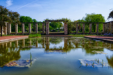 Fototapeta na wymiar Teichanlage in einem öffentlichen Park im Norden von Düsseldorf