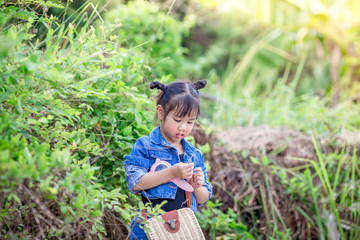 Girls' close-up backgrounds,cute fashion dresses,for adventures,training to learn natural plants during the summer holidays