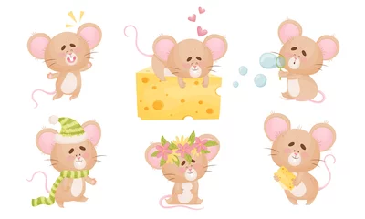 Fototapete Spielzeug Cartoon-Maus mit großen Ohren und langem Schwanz, die auf Käseplatte schläft und Blasen-Vektor-Set bläst